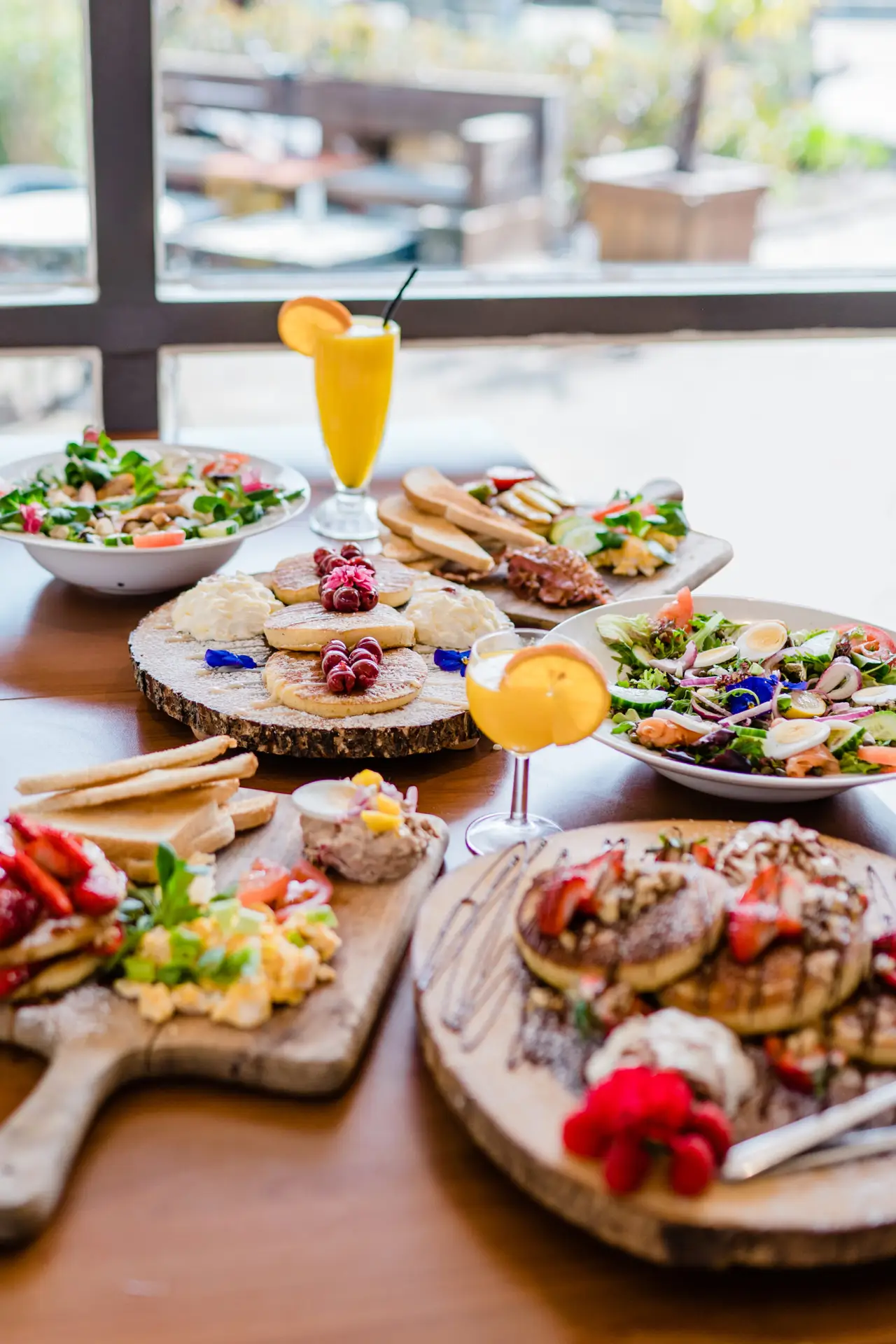 Brunchtafel met pancakes, salades en jus d’orange bij Broox op de Meent
