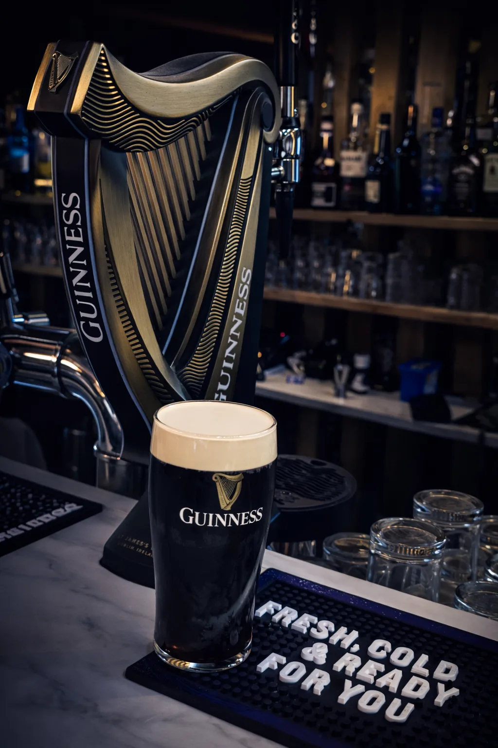 Guinness van de tap aan de bar bij Broox op de Meent in Rotterdam