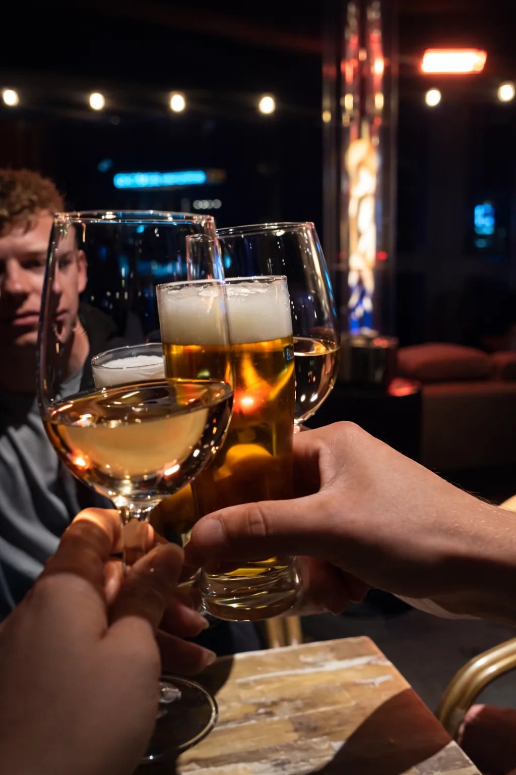 Proosten met bier en wijn tijdens de borrel bij Broox